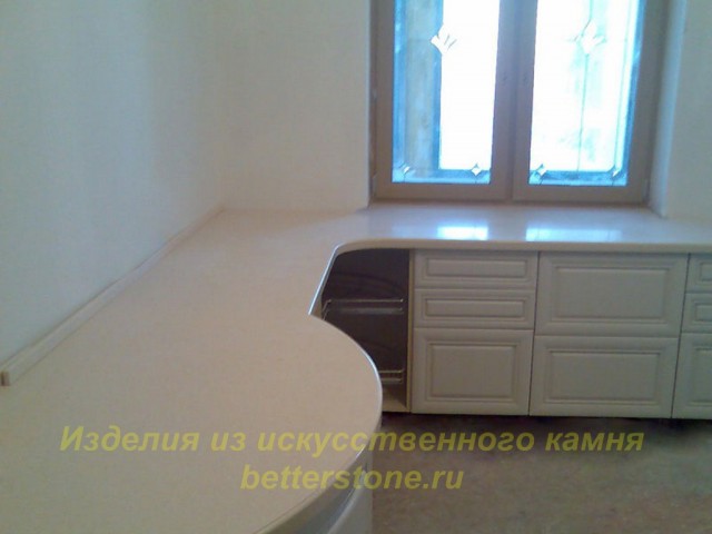 Столешница с переходом в подоконник из искусственного камня