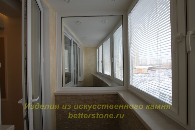 Угловой подоконник на балконе